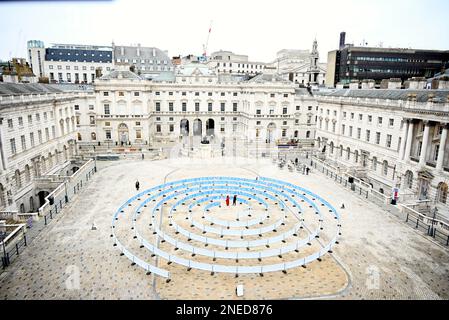 Whorled (Here After Here After Here) ist eine markante Außeninstallation von Jitish Kallat. Das Werk besteht aus zwei sich überschneidenden Spiralen, 336 Meter lang, die die Beschilderung britischer Straßen widerspiegeln und unseren legendären neoklassizistischen Innenhof mit Orten auf dem ganzen Planeten und dem fernen Universum verbinden. Diese Schilder zeigen die Entfernung vom Somerset House zu Orten auf dem Planeten und darüber hinaus, die auf Himmelskörper wie den Mond, den Mars und ferne Sterne in der Milchstraße hinweisen. Stockfoto