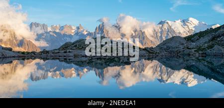 Das Panorama des Mont Blanc Massivs Les Aiguilles Türme und Grand Jorasses über dem Lac Blanc See im Sonnenuntergang Licht. Stockfoto