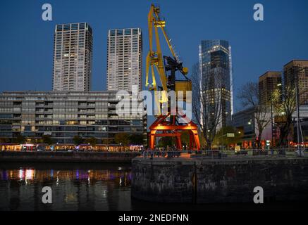 Kraniche im Hafenviertel von Puerto Madero im Abendlicht, Buenos Aires, Argentinien Stockfoto