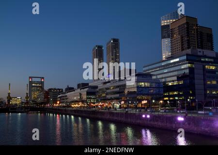 Puerto Madero Hafenviertel mit dem Hilton Hotel am Abend, Buenos Aires, Argentinien Stockfoto