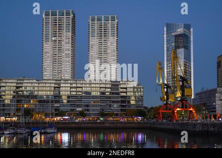 Hafenviertel Puerto Madero im Abendlicht, Buenos Aires, Argentinien Stockfoto