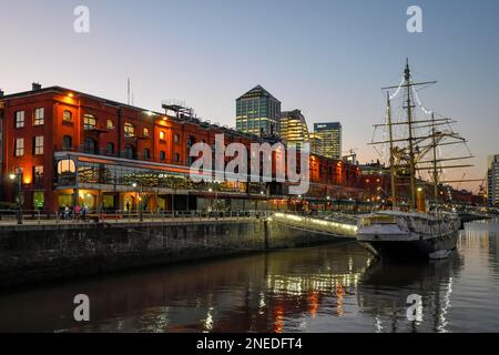 Museumsschiff ARA Uruguay im Hafenviertel von Puerto Madero am Abend, Buenos Aires, Argentinien Stockfoto