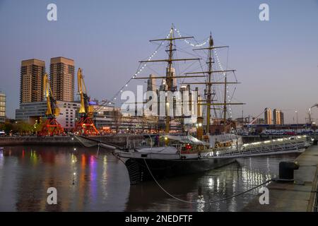 Museumsschiff ARA Uruguay im Hafenviertel von Puerto Madero am Abend, Buenos Aires, Argentinien Stockfoto