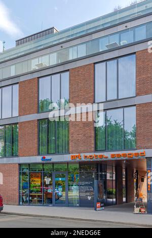 Szeged, Ungarn - 30. Juli 2022: Modern Art Hotel Building in der Somogyi Street in der Nähe der Kathedrale. Stockfoto