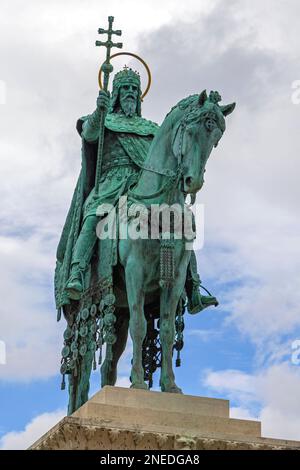 Budapest, Ungarn - 31. Juli 2022: Reiterstatue des St.-Stephen-Wahrzeichens in der Fischerbastei im ersten Bezirk. Stockfoto