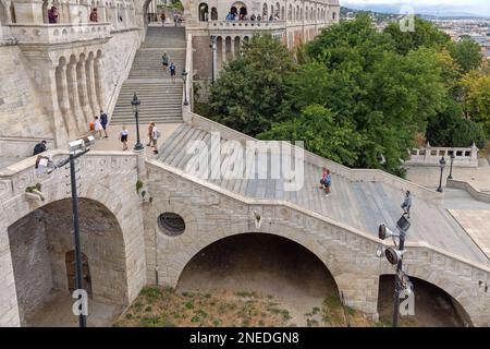 Budapest, Ungarn - 31. Juli 2022: Wenige Touristen besuchen die Fischerbastei an der Schulek-Treppe im ersten historischen Bezirk. Stockfoto