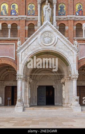 Szeged, Ungarn - 30. Juli 2022: Bogeneingang zur Votivkirche Szeged Unsere Lieben Frau von Ungarn. Stockfoto