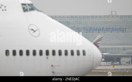 16. Februar 2023, Hessen, Frankfurt/Main: Am Flughafen Frankfurt wird eine Lufthansa Boeing 747-400 gesehen. Die Gewerkschaft Verdi habe angekündigt, dass sie am Freitag sieben Flughäfen im Lohnstreit im öffentlichen Sektor für den ganzen Tag lahmlegen werde. Foto: Arne Dedert/dpa Stockfoto