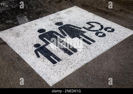 Ein ausgewiesener Parkplatz in einem Unternehmen, der nur für Familien gedacht ist. Stockfoto