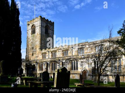 Die Gemeindekirche St. Michael der Erzengel in Kirkby Malham. Stockfoto