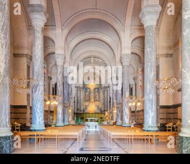 ANNECY, FRANKREICH - 11. JULI 2022: Das Schiff der Kirche Basilique de la Visitation. Stockfoto