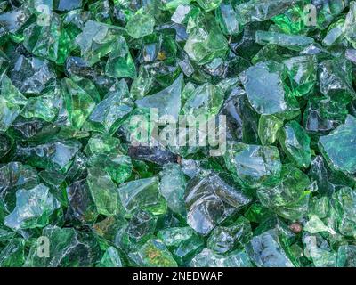 Teile gebrochenes grünes Glas füllen den Rahmen Stockfoto