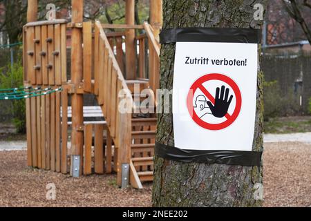 Geschlossener Spielplatz mit Zutritt verbotenem Verbotsschild - also kein Einstieg in die deutsche Sprache Stockfoto