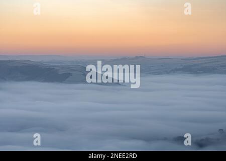 Bamford Edge. Ladybower und Hope Valley – Temperaturinvertierung bei Sonnenaufgang im Winter im Peak District National Park, England, Großbritannien. Stockfoto