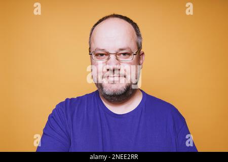 Lächelnder, selbstbewusster, reifer Mann mit Brille oder Brille Stockfoto
