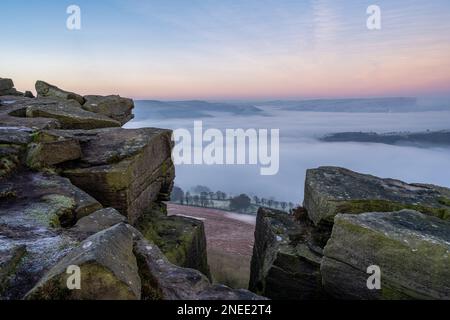 Bamford Edge. Ladybower und Hope Valley – Temperaturinvertierung bei Sonnenaufgang im Winter im Peak District National Park, England, Großbritannien. Stockfoto