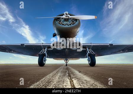 Das Sportflugzeug wartet auf den Start Stockfoto
