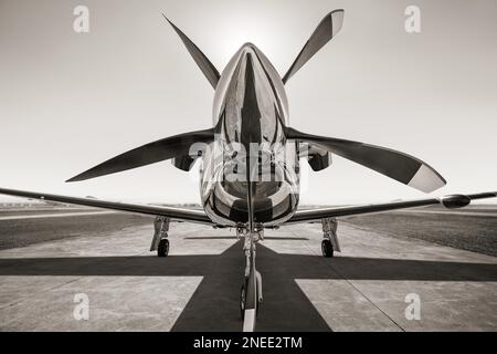 Sportflugzeug auf der Landebahn wartet auf den Start Stockfoto