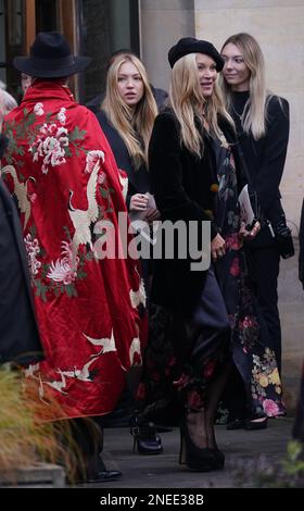 Kate Moss und Tochter Lila Grace Moss Hackverfolgen eine Gedenkfeier zu Ehren und Feier des Lebens der Modedesignerin Dame Vivienne Westwood in der Southwark Cathedral, London, die im Dezember im Alter von 81 Jahren starb. Foto: Donnerstag, 16. Februar 2023. Stockfoto