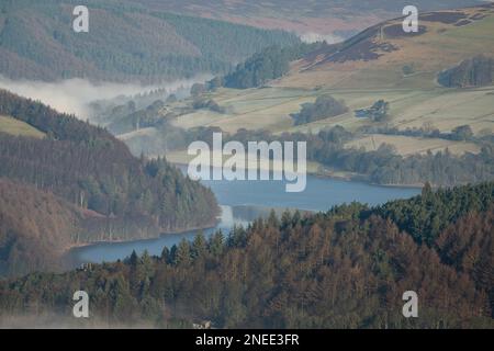 Bamford Edge. Ladybower und Hope Valley – Temperaturinvertierung bei Sonnenaufgang im Winter im Peak District National Park, England, Großbritannien. Stockfoto