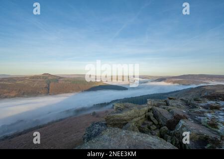 Bamford Edge. Ladybower und Hope Valley – Temperaturinvertierung bei Sonnenaufgang im Winter im Peak District National Park, England, Großbritannien. Stockfoto