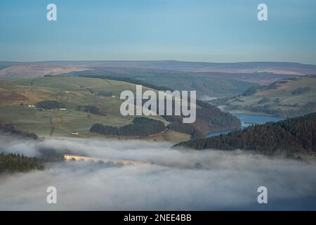 Bamford Edge. Ladybower und Hope Valley – Temperaturinvertierung bei Sonnenaufgang im Winter im Peak District National Park, England, Großbritannien. Stockfoto