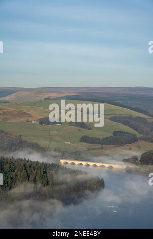 Bamford Edge. Ladybower und Hope Valley – Temperaturinvertierung bei Sonnenaufgang im Winter im Peak District National Park, England, Großbritannien. Stockfoto