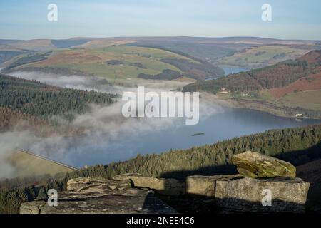 Bamford Edge. Ladybower und Hope Valley – Temperaturinvertierung bei Sonnenaufgang im Winter im Peak District National Park, England, Großbritannien. Stockfoto
