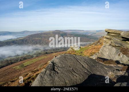 Bamford Edge bei Sonnenaufgang im Winter mit Blick auf Win Hill im Peak District National Park, England, Großbritannien. Stockfoto
