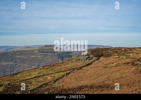 Bamford Edge bei Sonnenaufgang im Winter mit Blick auf Win Hill im Peak District National Park, England, Großbritannien. Stockfoto