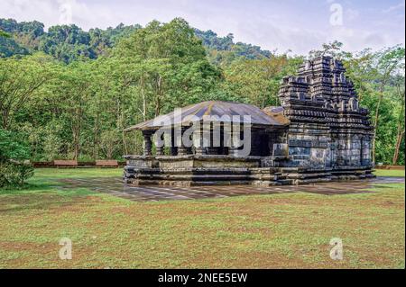 06 10 2009 einzigartiger Basalt Mahadeva Tempel, Tambdi Surla ist ein Shaivite Tempel aus dem 12. Jahrhundert, der Lord Shiva in South Goa, Indien gewidmet ist Stockfoto