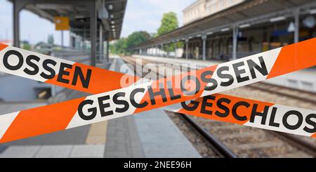 Der Bahnhof ist geschlossen. Barrierebänder mit dem deutschen Wort "GESCHLOSSEN" (GESCHLOSSEN) Stockfoto