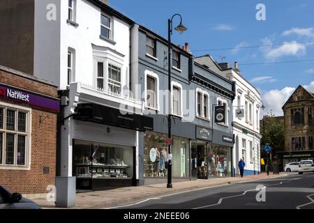 EAST GRINSTEAD, WEST SUSSEX/UK - 1. JULI 2020: Blick auf die London Road in East Grinstead. Eine nicht identifizierte Person Stockfoto