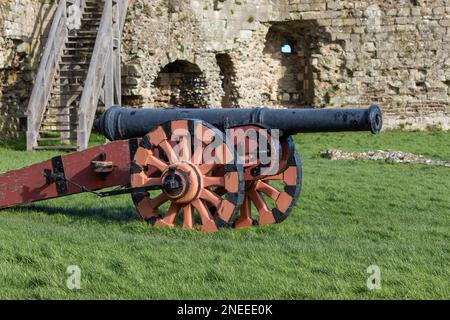 Pevensey, EAST SUSSEX/UK - 1. März: Elisabethanische Kanone im derben Schloss in Pevensey East Sussex am 1. März 2020 Stockfoto