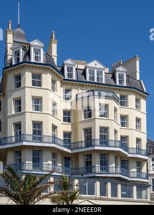 EASTBOURNE, EAST SUSSEX/UK - JUNI 16 : Blick auf das Queens Hotel in Eastbourne am 16. Juni 2020 Stockfoto