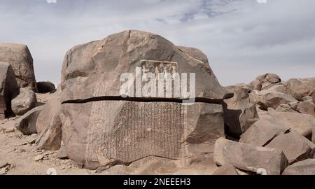 Die Hungersnot Stele auf Sehel Island, Assuan, Ägypten, mit ptolemäischen Inschriften, die sich auf sieben Jahre Hungersnot während der 3. Dynastie beziehen. Stockfoto