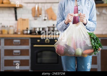 Erwachsene Frau mit wiederverwendbarem Beutel mit Bio-Gemüse Stockfoto