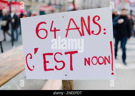 Frankreich / Paris, 16/02/2023, Jan Schmidt-Whitley/Le Pictorium - Demonstration am 16. Februar gegen die Rentenreform - 16/2/2023 - Frankreich / Paris / Paris - Ein Zeichen mit den Worten: 64 Jahre ist Nein Zehntausende Demonstranten kamen in Paris zusammen, um auf Wunsch der Gewerkschaften gegen die Rentenreform der Regierung zu protestieren. Stockfoto