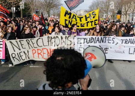 Frankreich / Paris, 16/02/2023, Jan Schmidt-Whitley/Le Pictorium - Demonstration am 16. Februar gegen die Rentenreform - 16/2/2023 - Frankreich / Paris / Paris - Hochschulstudenten mobilisiert gegen die Rentenreform. Zehntausende Demonstranten kamen in Paris zusammen, um auf Wunsch der Gewerkschaften gegen die Rentenreform der Regierung zu protestieren. Stockfoto