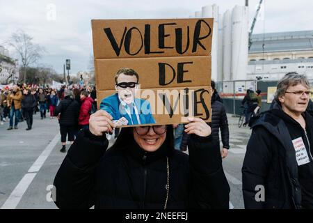 Frankreich / Paris, 16/02/2023, Jan Schmidt-Whitley/Le Pictorium - Demonstration am 16. Februar gegen die Rentenreform - 16/2/2023 - Frankreich / Paris / Paris - Schild mit der Aufschrift: Macron, Dieb des Lebens. Zehntausende Demonstranten kamen in Paris zusammen, um auf Wunsch der Gewerkschaften gegen die Rentenreform der Regierung zu protestieren. Stockfoto