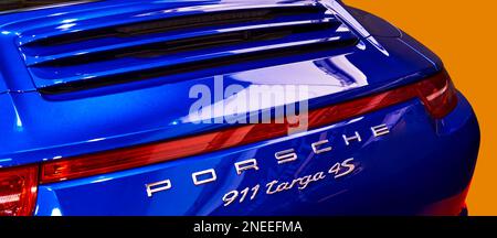 Porsche 911 Targa 4S, Rückseite eines blau lackierten deutschen Sportwagens in Detailansicht mit Schriftzug und Logo, Essen, Deutschland, 5. Dezember 2022 Stockfoto