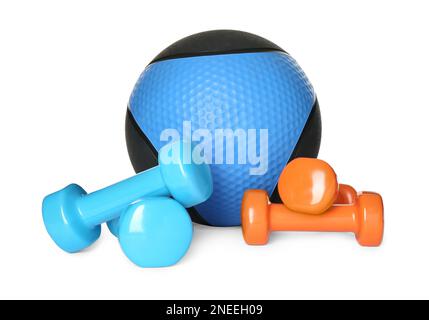 Medizinball und Kurzhanteln auf weißem Hintergrund Stockfoto