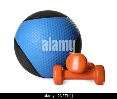 Medizinball und Kurzhanteln auf weißem Hintergrund Stockfoto