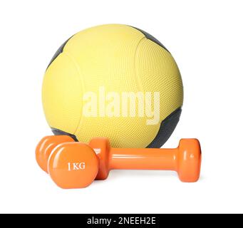 Medizinball und Kurzhanteln auf weißem Hintergrund Stockfoto