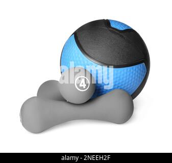 Medizinball und Kurzhanteln auf weißem Hintergrund Stockfoto