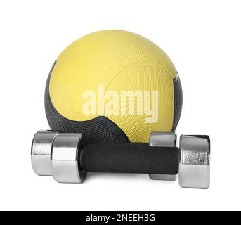 Medizinball und Kurzhanteln auf weißem Hintergrund Stockfoto