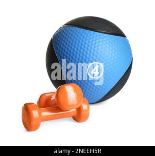 Medizinball und Kurzhanteln auf weißem Hintergrund Stockfoto