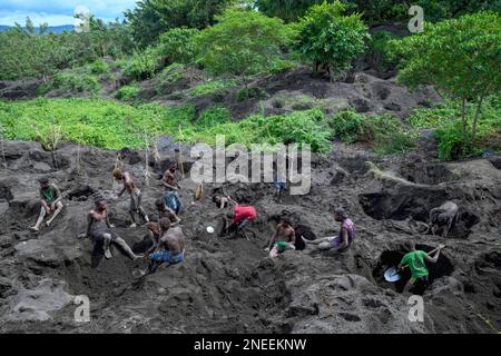 Eiersammler graben am Fuße des noch aktiven Vulkans Mount Tavurvur nach Eiern von melanesischem Krubhühner (Megapodius eremita), Rabaul, East New Stockfoto