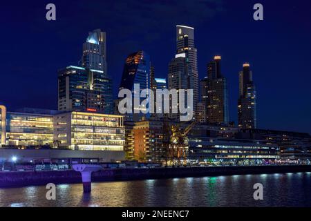 Blick auf Puerto Madero mit dem Alvear Tower, mit 235 m dem höchsten Gebäude in Argentinien, Nachtblick, Dock 2, Puerto Madero, Buenos Aires Stockfoto