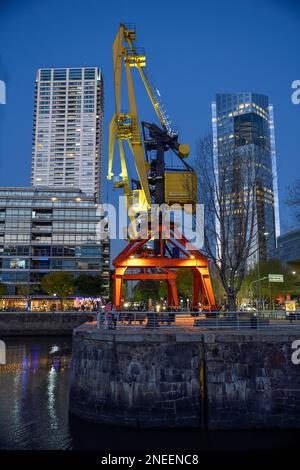 Crane im Hafenviertel von Puerto Madero im Abendlicht, Buenos Aires, Argentinien Stockfoto